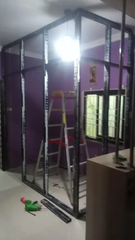 Bikin sekat kaca almanium murah