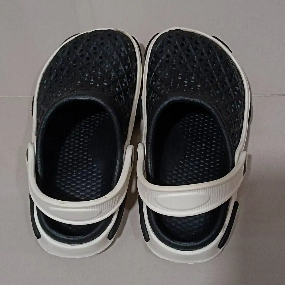 Sepatu anak karet bukan Crocs hitam black ukuran 29 hampirseperti baru