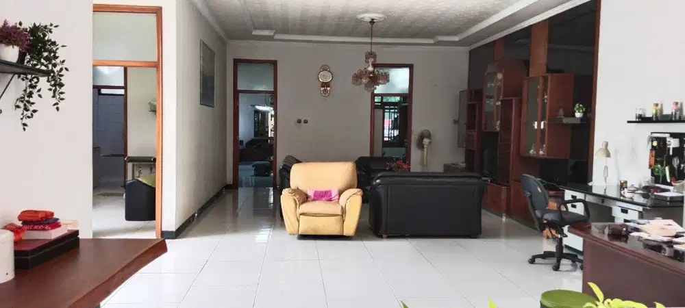 Disewakan Rumah Sekaligus Ruang Usaha Cocok Untuk Kantor di Mainroad C