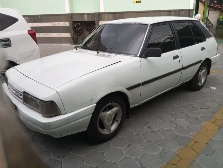 Mazda MR90 Sedan Hatchback Putih AC Dingin Ban Baru Velg Gaul