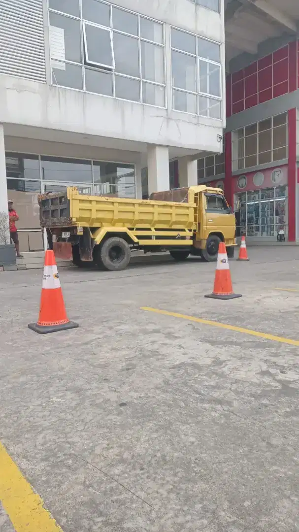 Mobil buang puing sampah dan urugan murah