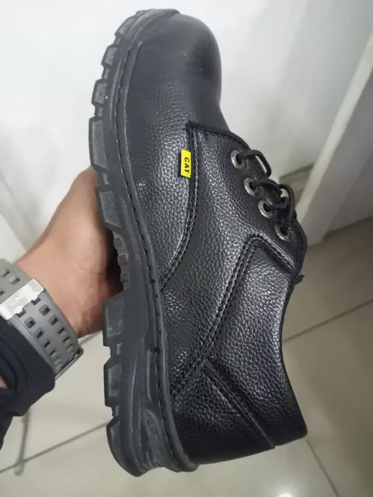 Sepatu septi Caterpillar