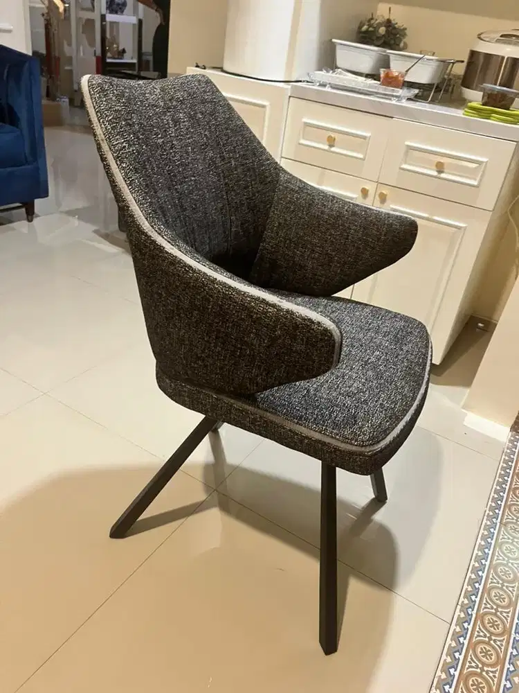 Kursi Makan modern, cantik dan sangat terawat