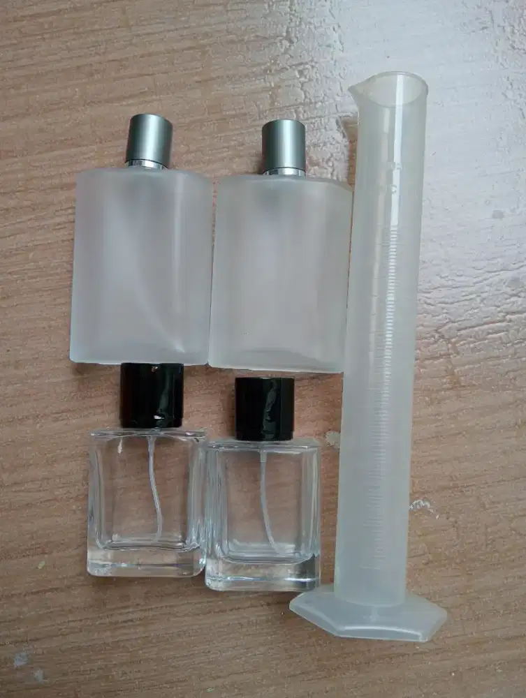Botol parfum dan gelas ukur parfum Baru