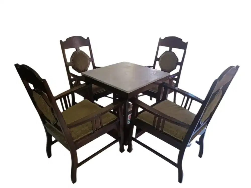 Meja marmer antik berusia lebih dari 100 tahun