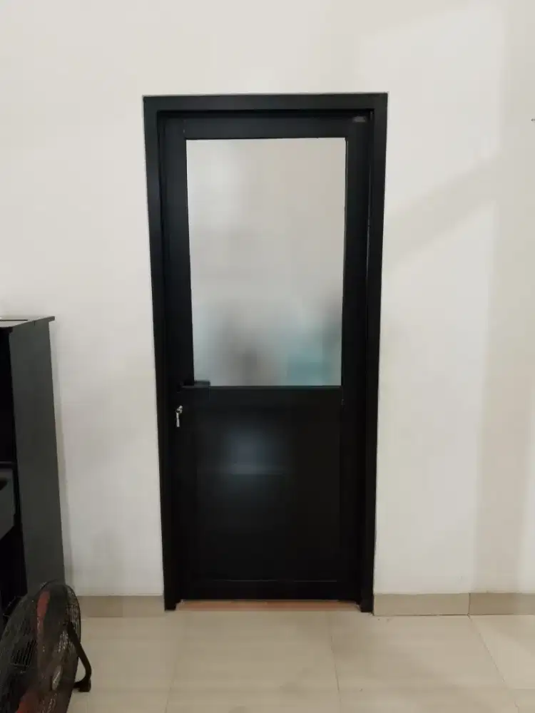 Tukang pintu kaca dan partisi