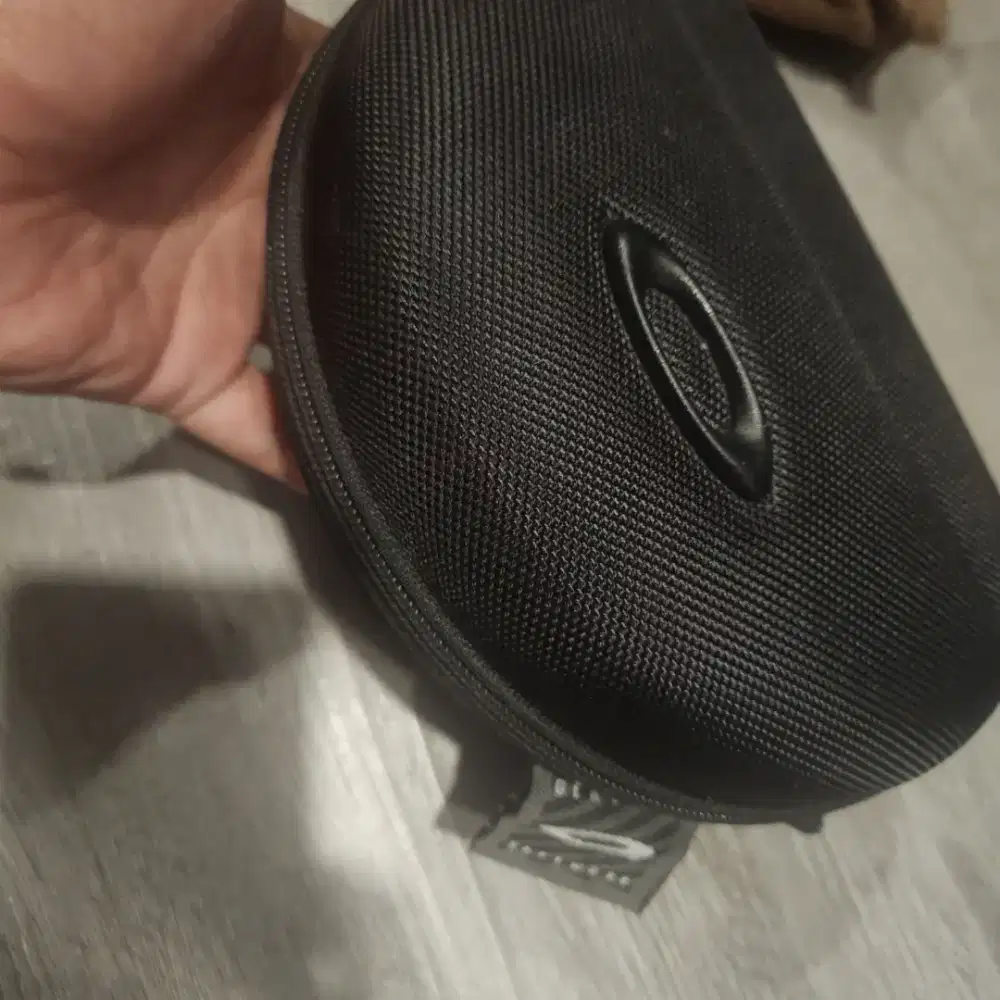 Kacamata Oakley sepedaan