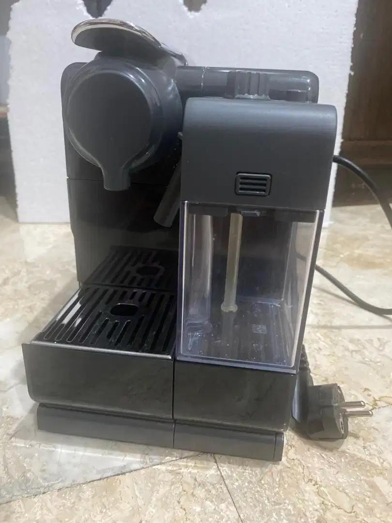 Mesin kopi Nespresso F521