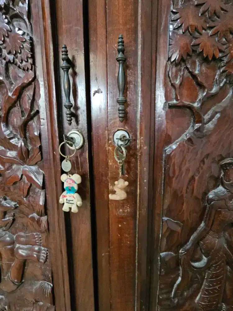 Lemari jati tua