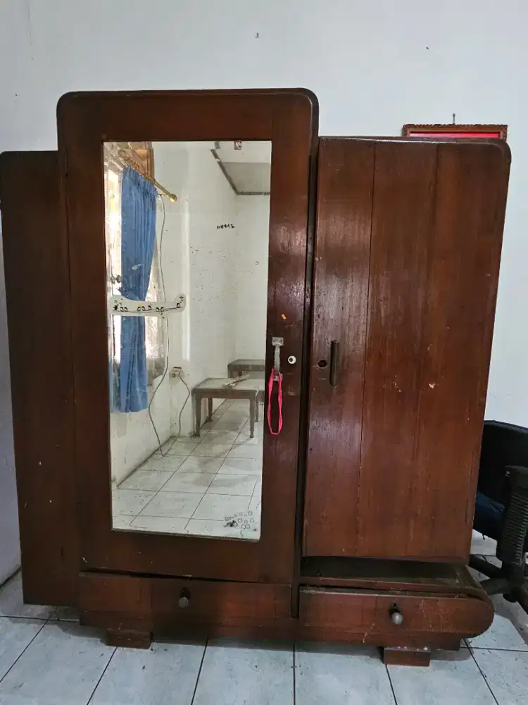 Lemari jati tua