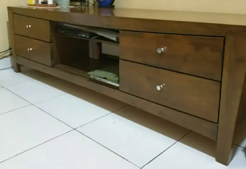Meja TV kayu mahoni masih bagus