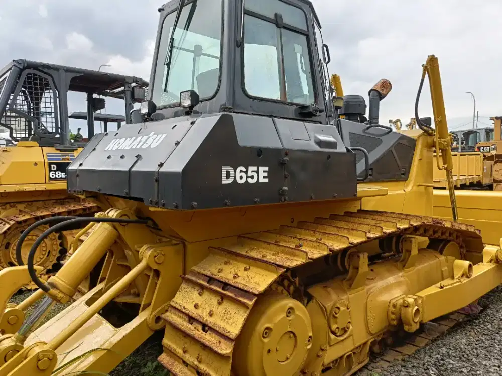 Buldozer Komatsu d65e-12 ripper