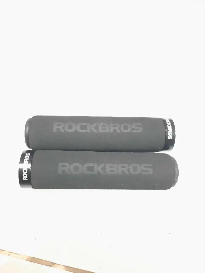 JUAL HANDGRIP MERK ROCKBROS MODEL LOCK WARNA HITAM(EMPUK DAN KEREN)