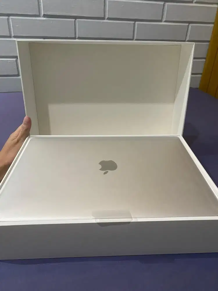 JUAL CEPAT MacBook Pro 2017 Non-Touchbar 13” Silver – RAM 8GB/256GB