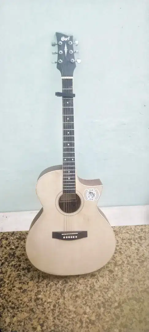 Gitar warna krem kecoklatan