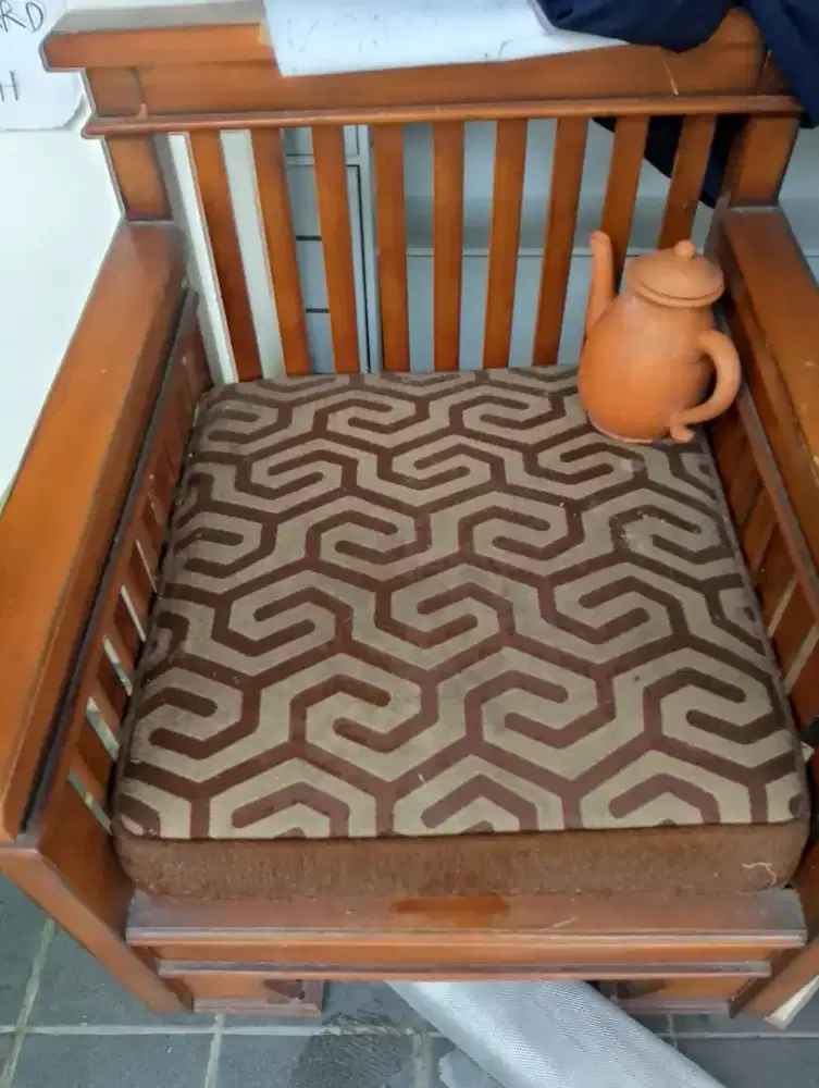 Kursi kayu antik model kotak vintage