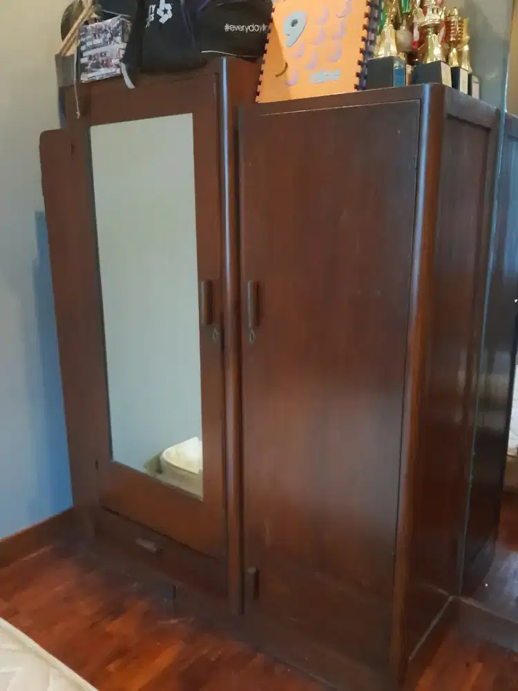 Lemari pakaian kayu jati