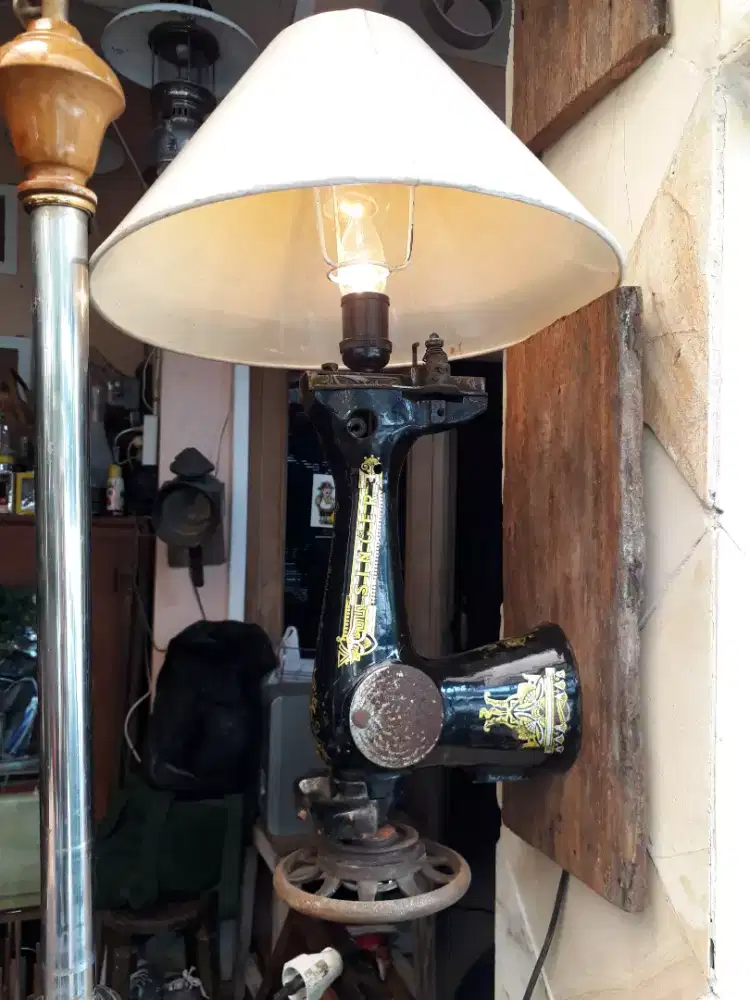 Lampu mesin jahit singer tempel dinding