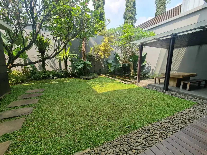 Dijual Rumah Lux di Setraduta Raya