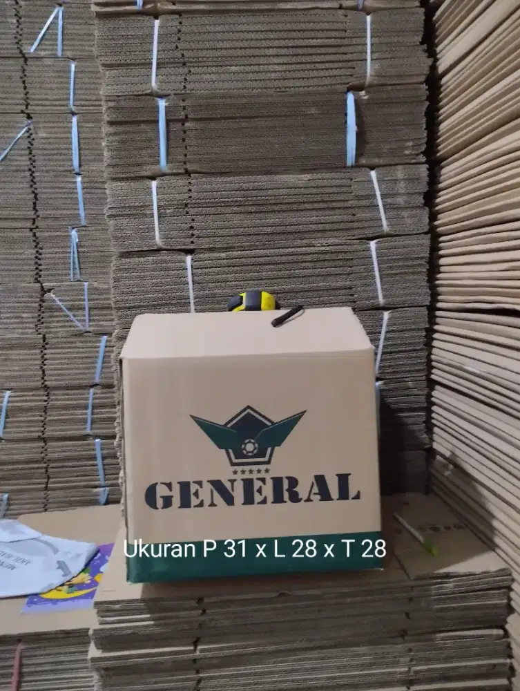 Kardus bekas ukuran kecil.