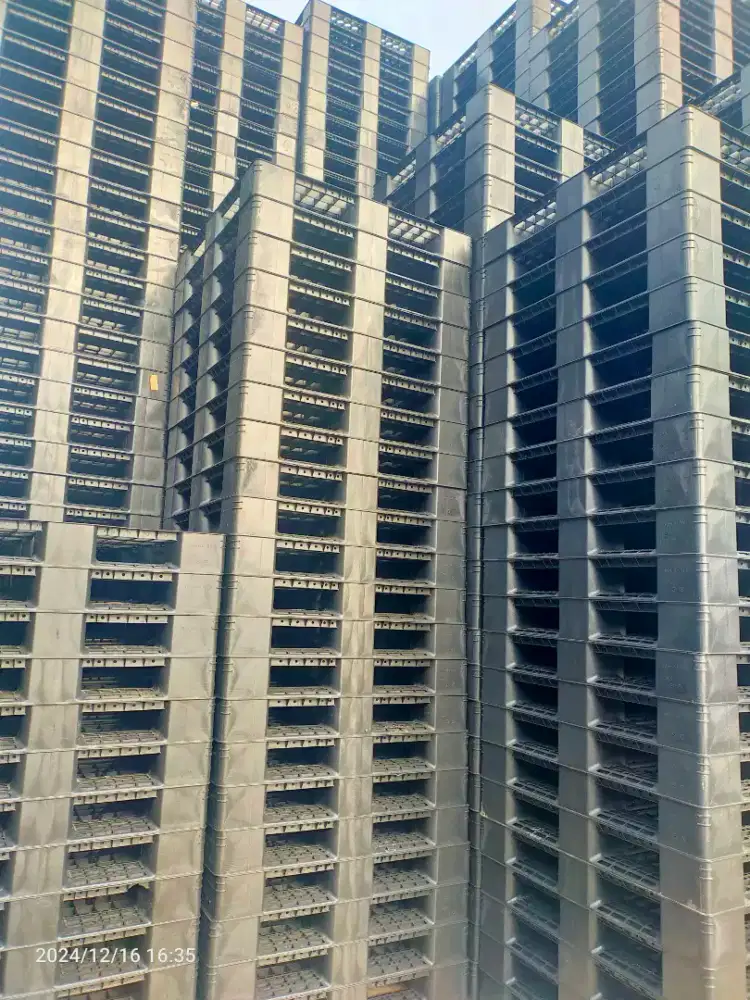 Palet plastik baru dan bekas