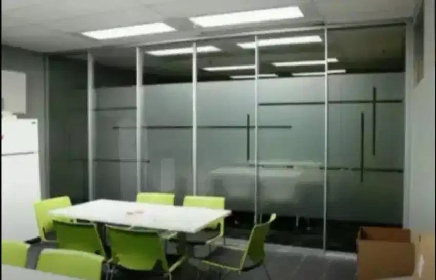 Tampilan kaca kantor cantik dengan stiker sanblas kaca film riben