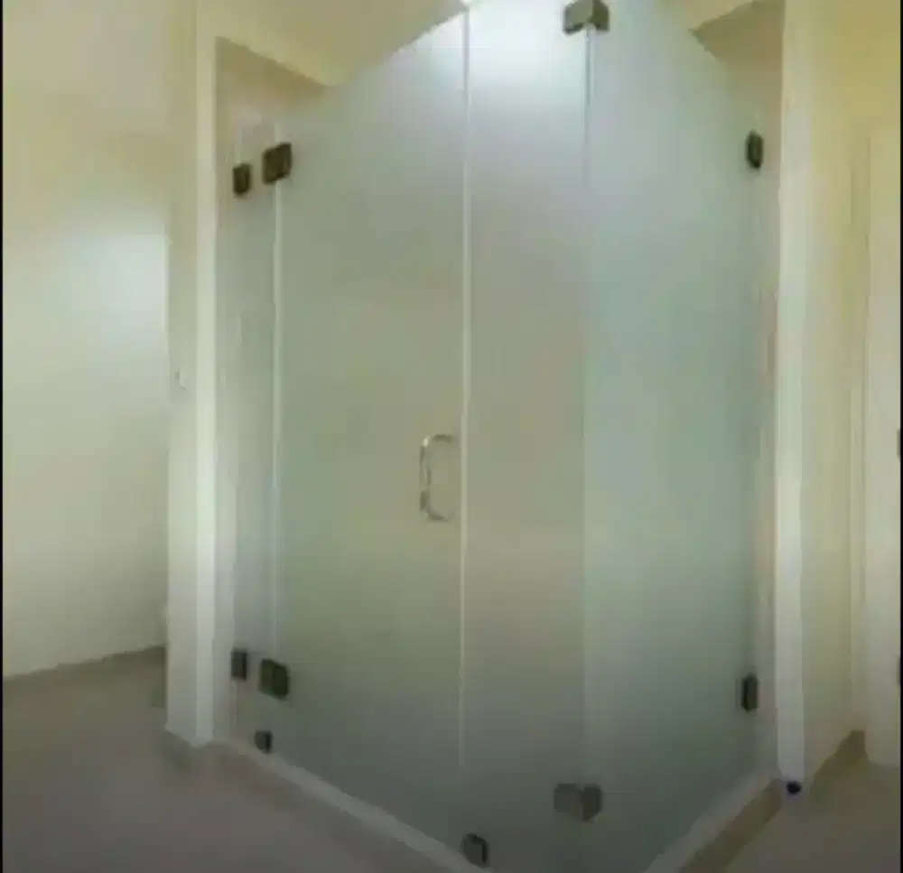 Kontruksi kaca kantor lengkap dengan stiker sanblas kaca film