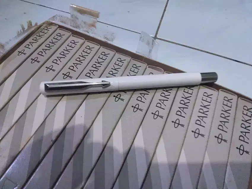 Bolpen Parker Vector standar white rollerball original 
Made in USA