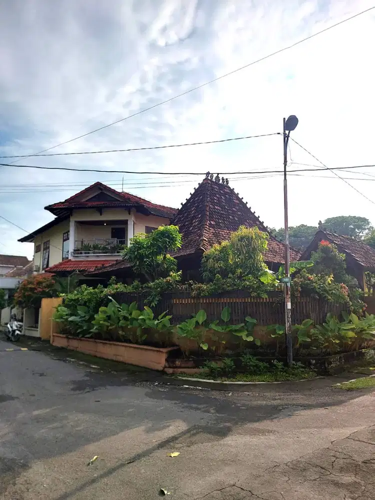 Rumah Hook Mewah Hanya 250 meter dari Jalan Magelang
