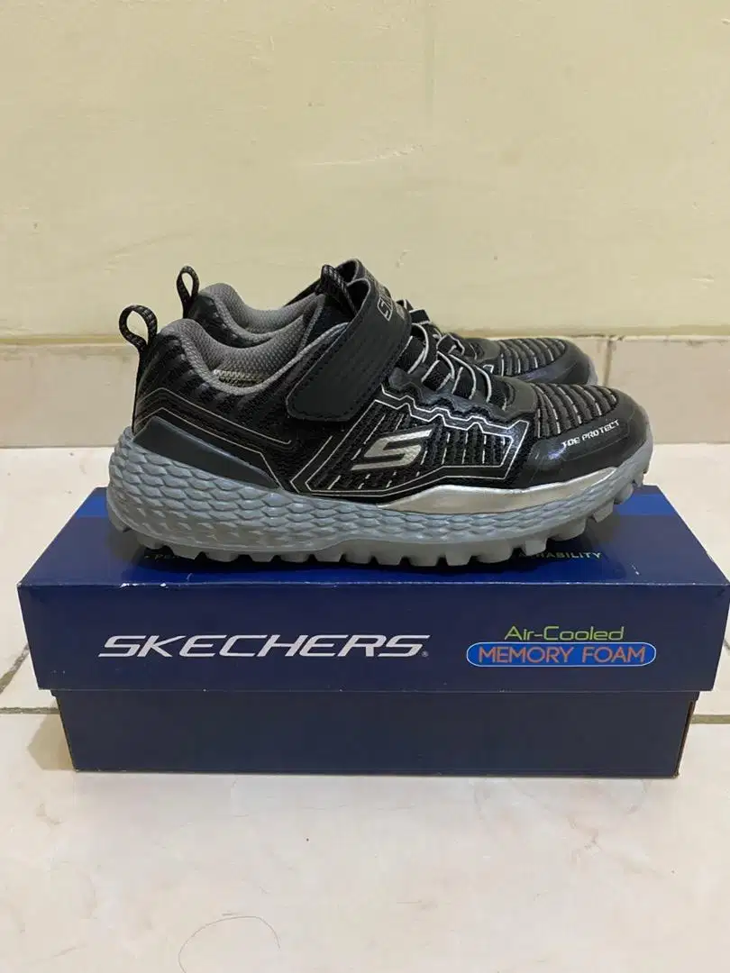 Sepatu skechers anak