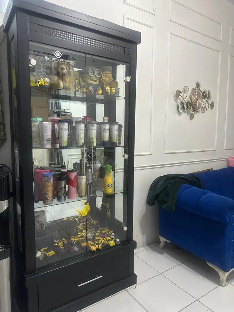Lemari kaca pajangan