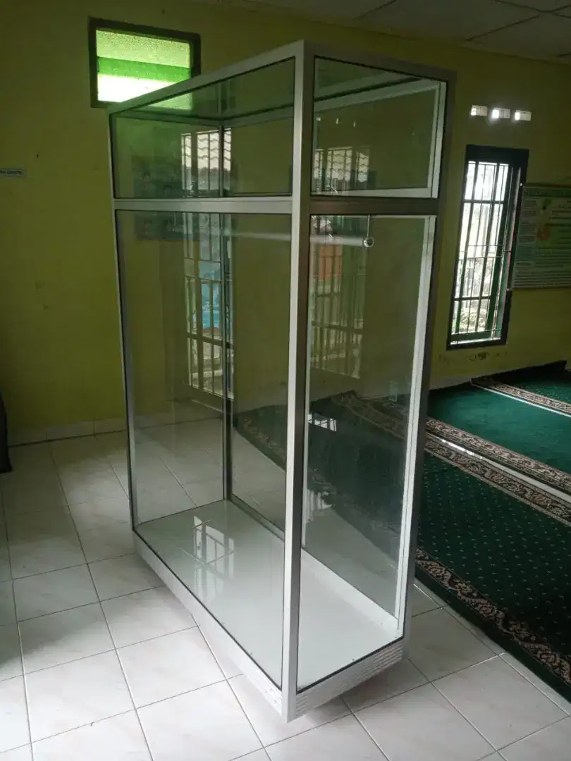 Etalase kaca almari lemari rak file map display piala