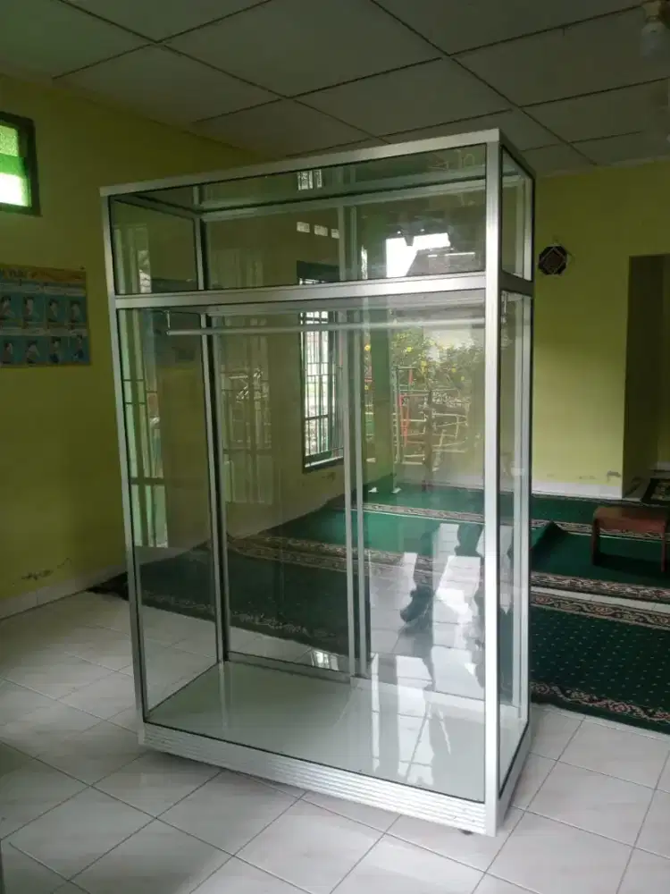 Etalase kaca almari lemari rak file map display piala