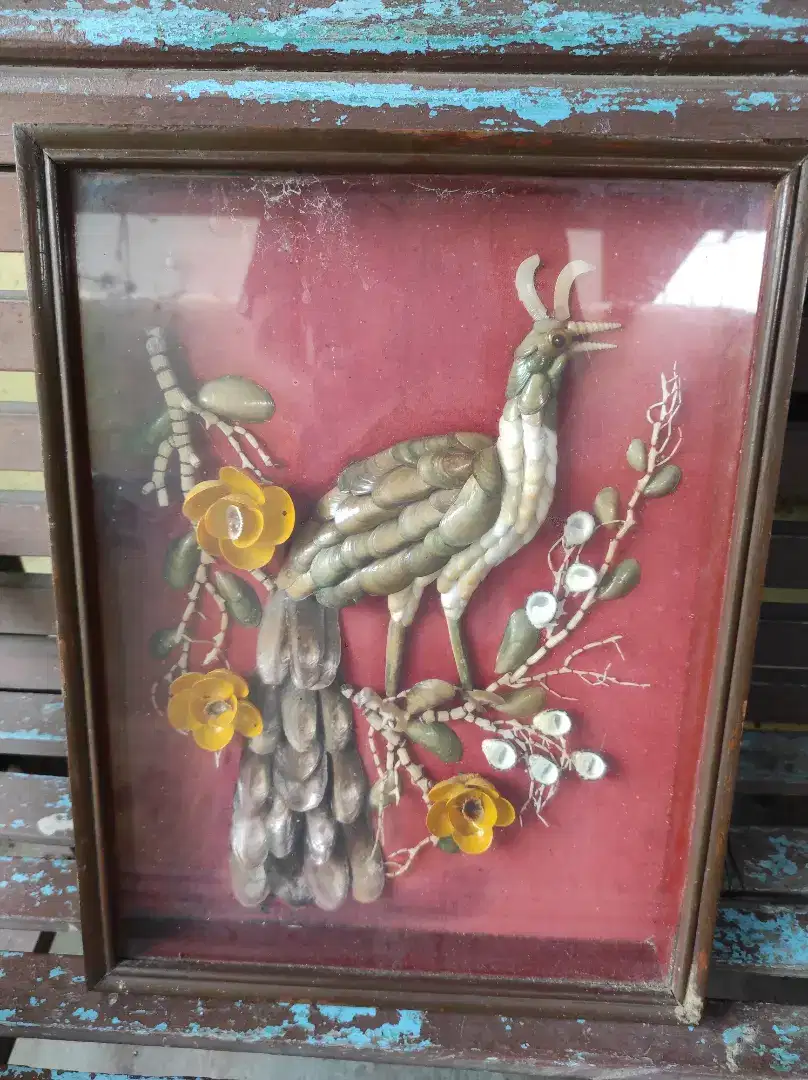 Hiasan dinding kulit kerang motif burung merak lawas