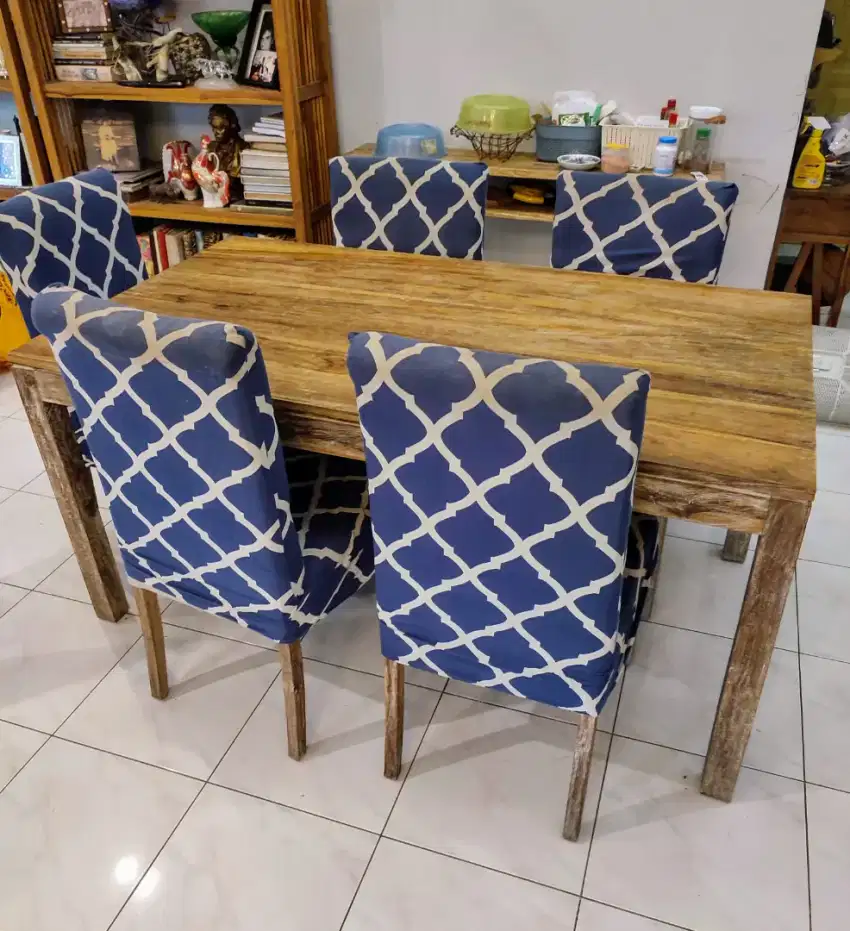 Meja Makan dan 5 Kursi