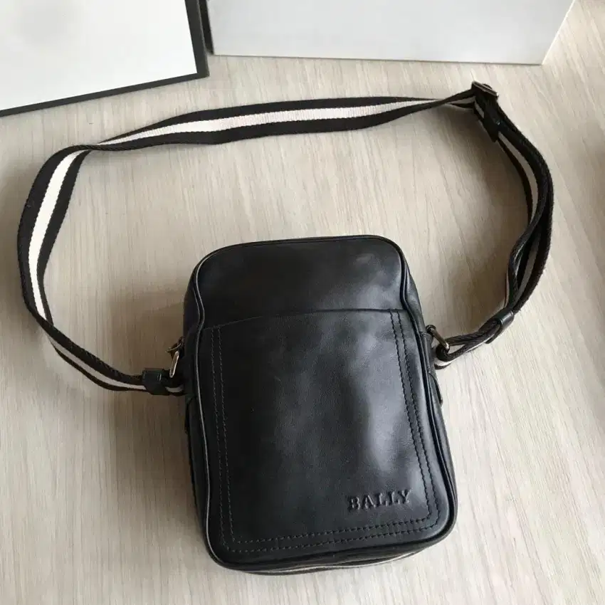 Bally tabelio black leather sling bag tas selempang
