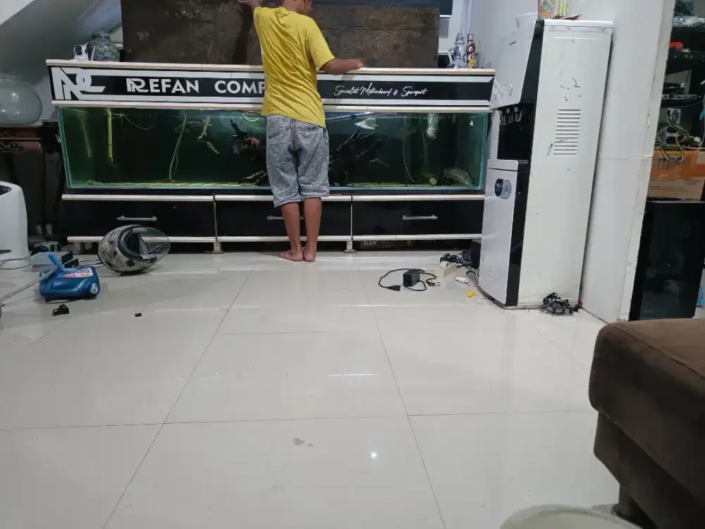 Akuarium ikan besar