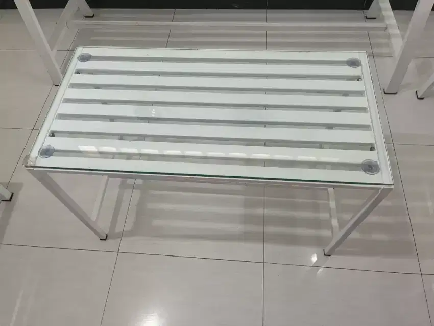 Meja tamu besi dilapisi kaca