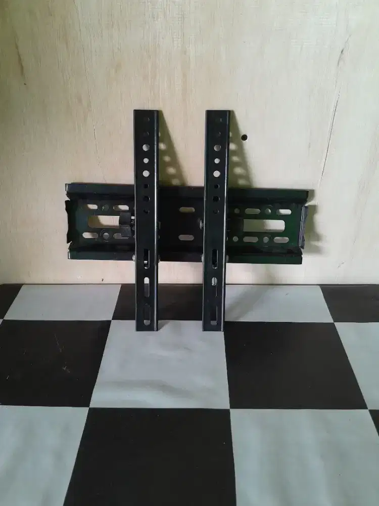 Di Jual Cepat : Breket TV Ada : 32 Dan 42 inchi .