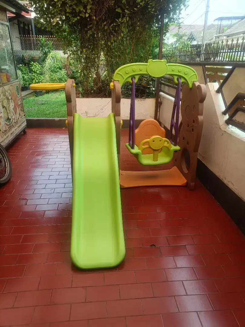 Playground  Perosotan dan Ayunan