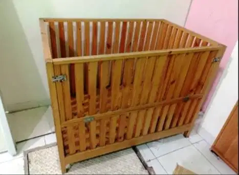Baby box kayu, kondisi masih layak pakai.