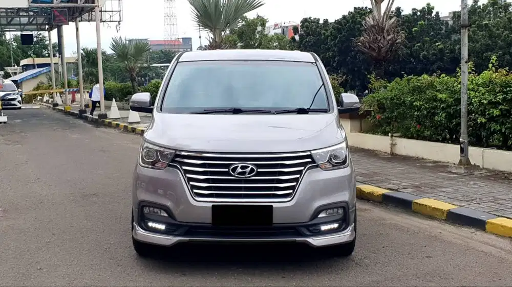 Hyundai H1 H-1 H 1 Royale 2.5 CRDI Diesel AT Abu Metalik 2019 Record