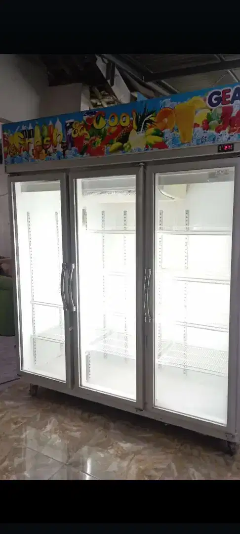 Showcase 3 Pintu GEA Light Up