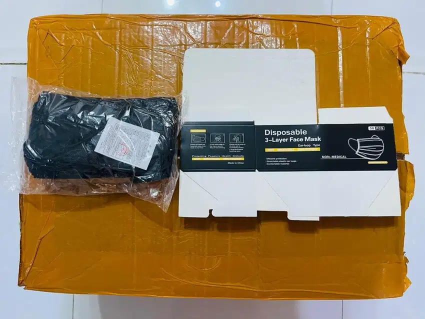 Masker 3 ply warna hitam 1 karton isi 100 box