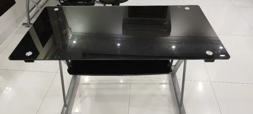 Meja Kantor Kaca Informa