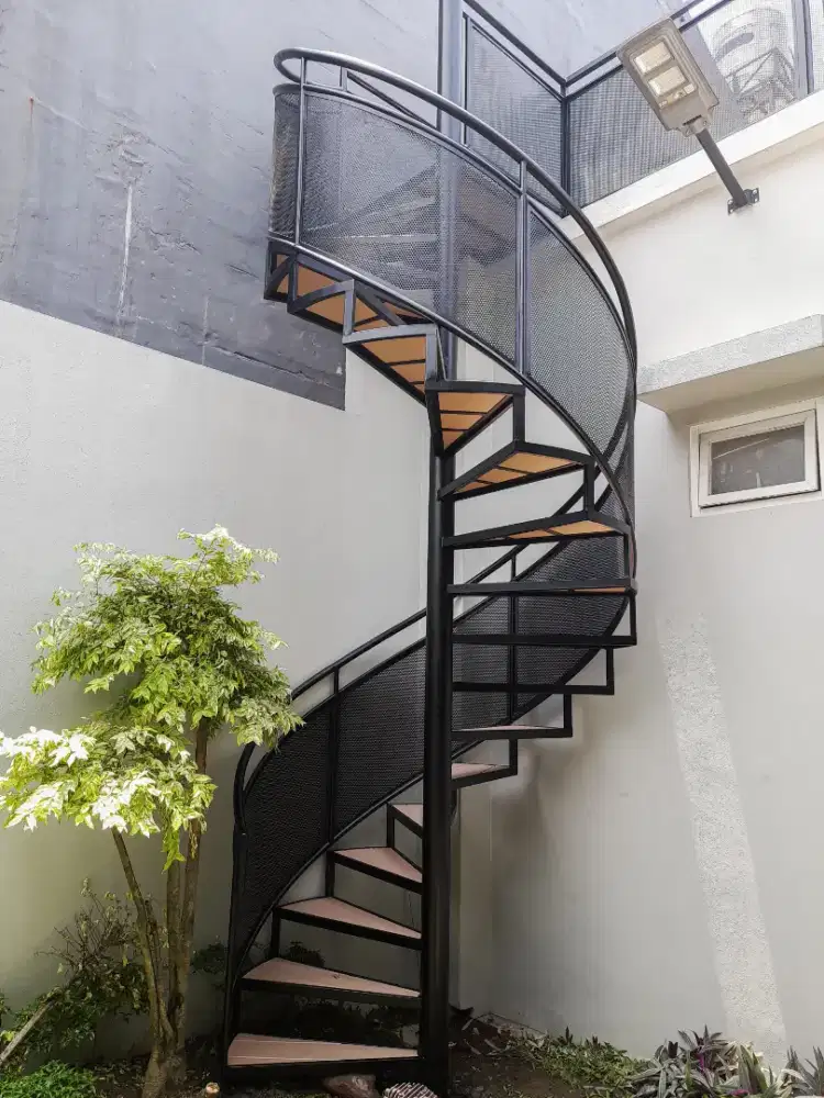 Tangga putar besi kayu rebah minimalis murah modern klasik Jogjakarta