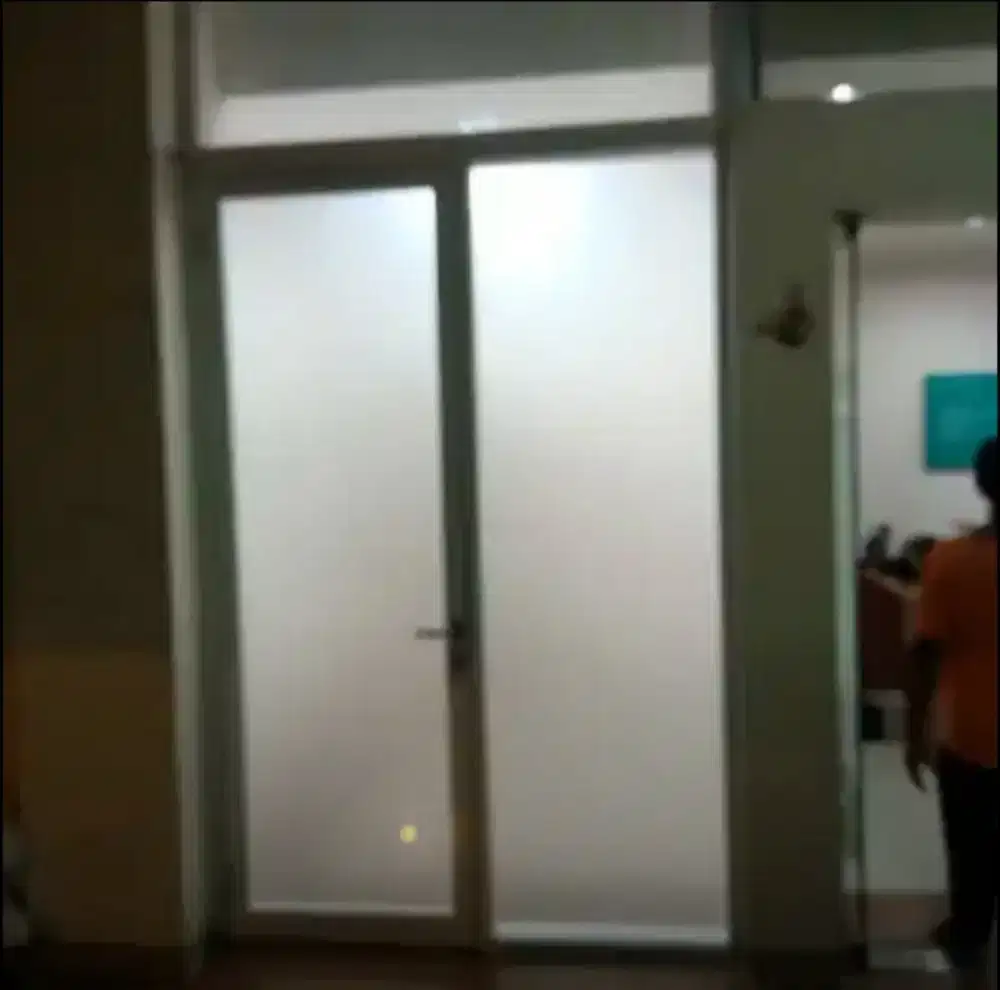 Stiker kaca mudah untuk kantor dg pasang stiker sanblas kaca film