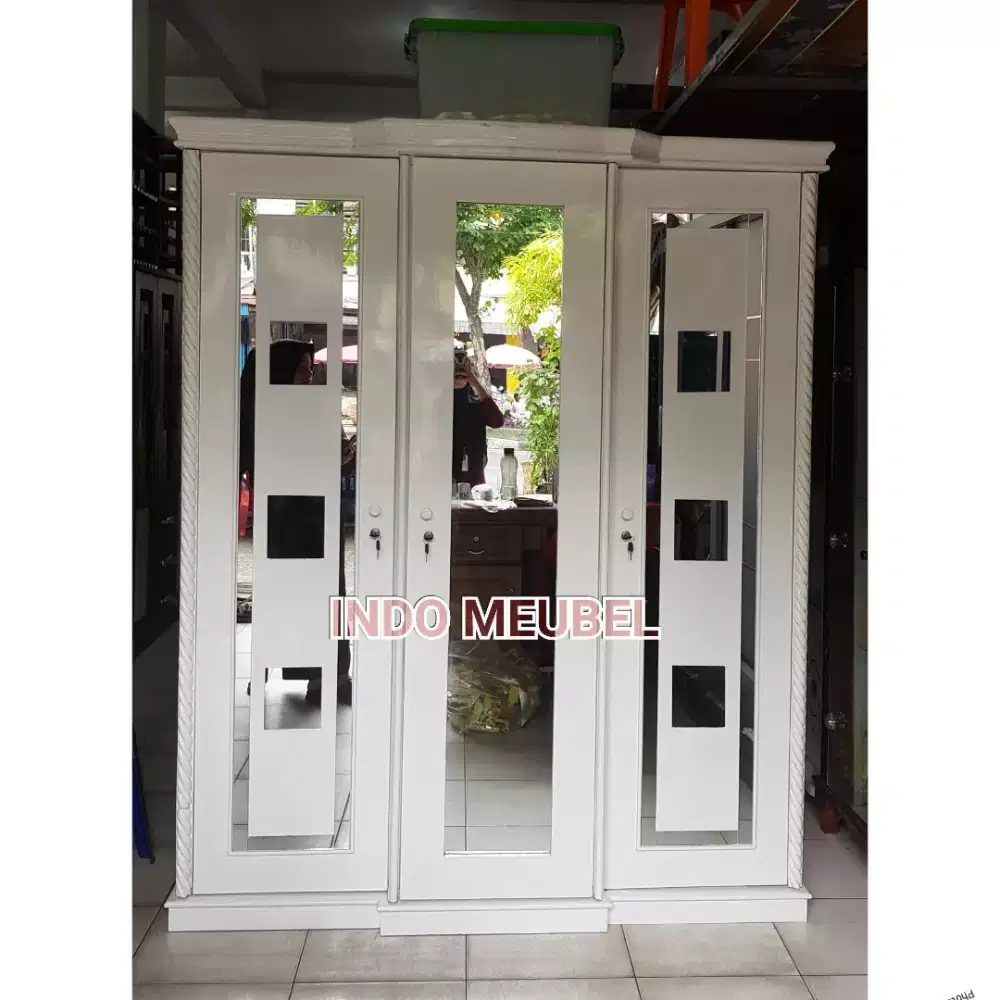 LEMARI PAKAIAN KAYU 3 PINTU NEW MODERN KEKINIAN