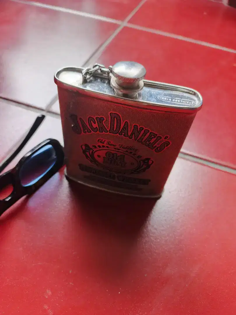 Tempat minum merk Jack Daniels.