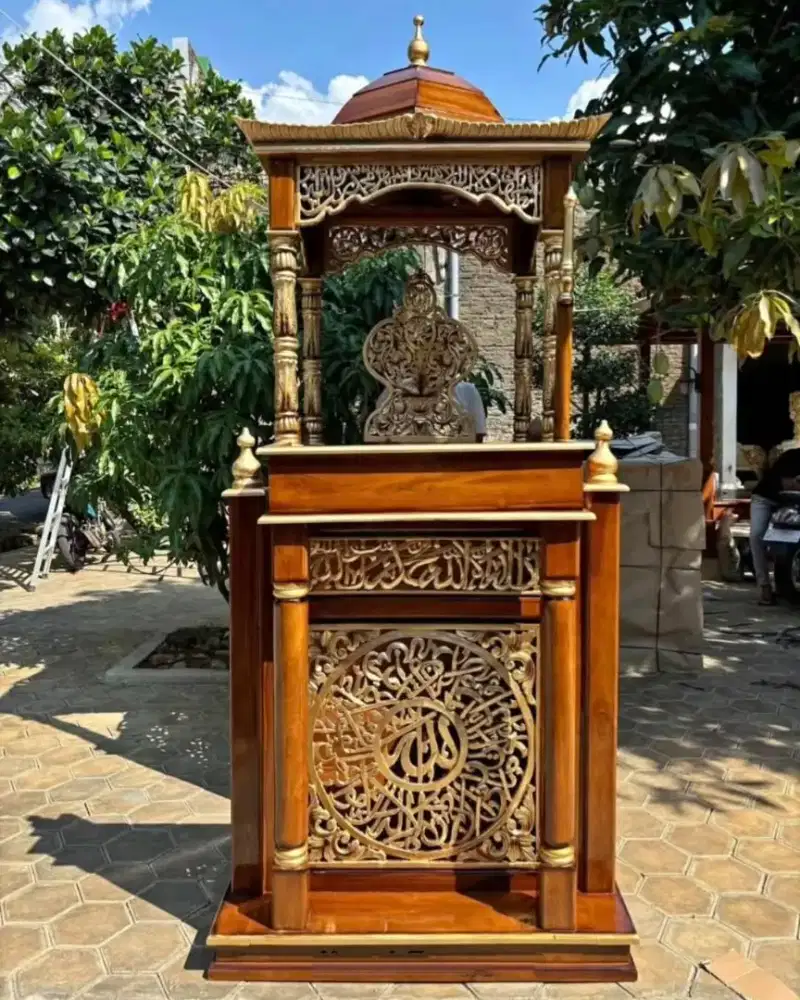 Mimbar masjid ukir Jepara